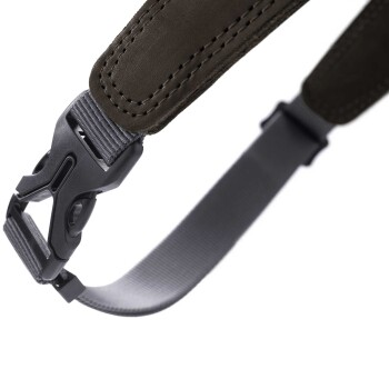 Nahaufnahme eines strapazierfähigen Geschirrriemens für Haustiere mit einem gepolsterten Abschnitt und einer stabilen Kunststoffschnalle, entworfen für Komfort und Sicherheit.