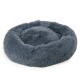 Rundes, plüschiges Haustierbett in sanftem Grauton, mit einem flauschigen Äußeren und einem gemütlichen, erhöhten Rand für Komfort.