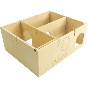 Holzspielhaus für Haustiere mit drei Fächern, mit ausgeschnittenen Fenstern und gravierten Baumdesigns an der Seite.