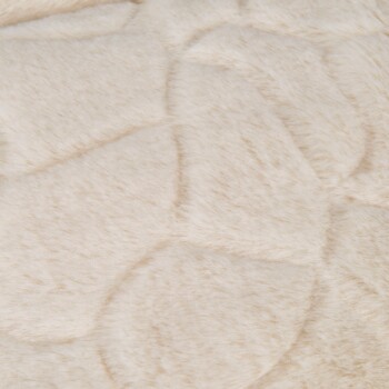 Gros plan d'un lit pour animaux doux, de couleur crème, avec une surface texturée en peluche présentant un motif matelassé.