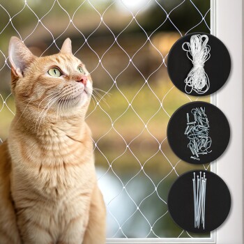 Eine Nahaufnahme einer dreifarbigen Katze, die durch ein feines Netz schaut, mit einer zweiten schwarz-weißen Katze, die im Hintergrund verschwommen ist.