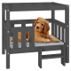 Ein gemütliches, graues Holzhaustierbett mit einem weichen grauen Kissen, das eine kleine Leiter an der Seite hat, und einem golden Retriever, der bequem liegt.