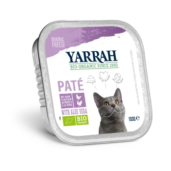 Biologische Paté Adult Kip en Kalkoen 16x100 g Yarrah biologische kattenvoeding paté met aloë vera, 100g. Bevat een grijze kat met een speelse uitdrukking, gelabeld 'graanvrij recept' en 'bio biologisch.'