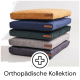 Stapel aus fünf rechteckigen orthopädischen Haustierbetten (Senf, Marineblau, Grün, Grau, Anthrazit) mit medizinischem Kreuzsymbol und dem Text "Orthopädische Kollektion"