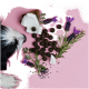 Ein neugieriger schwarz-weißer Hund schnüffelt an einem umgekippten Behälter mit runden, dunklen Haustiersnacks auf einem rosa Hintergrund. Der Behälter ist mit "Z-SNACK" beschriftet.
