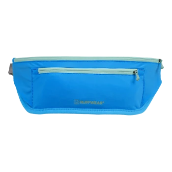 Blaues Haustier-Waistpack von RUFFWEAR mit zwei Reißverschlusstaschen und einem Logo auf der Vorderseite, entworfen zum Tragen von Haustierbedarf.