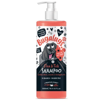 Flasche Bugalugs Floh- und Zecken-Shampoo für Haustiere, mit einem Cartoon-Hund, veganem Etikett und der Behauptung, pH-ausgeglichen und parabenfrei zu sein.