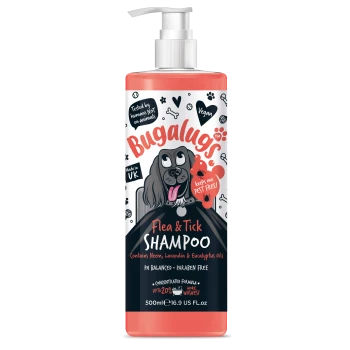 Flasche Bugalugs Floh- und Zecken-Shampoo für Haustiere, mit einem Cartoon-Hund, veganem Etikett und der Behauptung, pH-ausgeglichen und parabenfrei zu sein.
