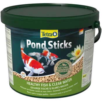 Container van Tetra Pond Sticks met koi vissen, een waterlelie, en tekst: "Healthy Fish & Clear Water," "No preservatives," "Natural Ingredients."