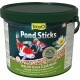 Conteneur de Tetra Pond Sticks avec des poissons koi, une nénuphar, et du texte : "Healthy Fish & Clear Water," "No preservatives," "Natural Ingredients."