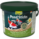 Conteneur de Tetra Pond Sticks avec des poissons koi, une nénuphar, et du texte : "Healthy Fish & Clear Water," "No preservatives," "Natural Ingredients."