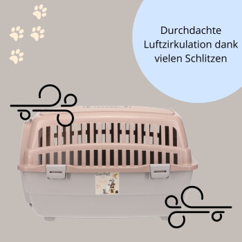 Kunststoff-Tierträger mit rosa Oberteil und vielen Lüftungsschlitzen; sichtbarer Text: 'Durchdachte Luftzirkulation dank vielen Schlitzen'.