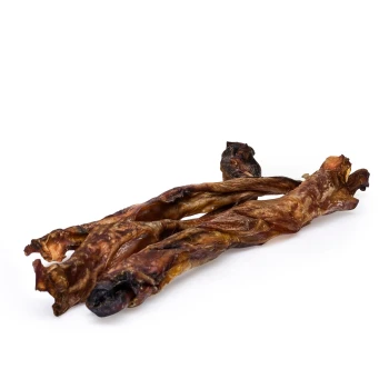 Drei gedrehte, getrocknete Fleischstreifen auf einem weißen Hintergrund, wahrscheinlich ein Hundesnack.