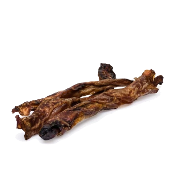 Drei gedrehte, getrocknete Fleischstreifen auf einem weißen Hintergrund, wahrscheinlich ein Hundesnack.