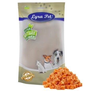 Lyra Pet Nature Power Hundeleckerlis Verpackung mit einem beigen Beutel, der Bilder eines Hundes, einer Katze und eines weißen Hundes zeigt, neben einem Haufen orangefarbener, gewürfelter Leckerlis.
