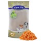 Lyra Pet Nature Power Hundeleckerlis Verpackung mit einem beigen Beutel, der Bilder eines Hundes, einer Katze und eines weißen Hundes zeigt, neben einem Haufen orangefarbener, gewürfelter Leckerlis.
