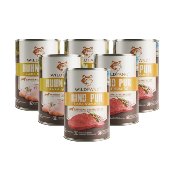 Sechs Dosen Wildfang B.A.R.F. Qualitäts-Hundefutter mit Huhn- und Rindervarianten und Bildern von rohem Fleisch auf den Etiketten.