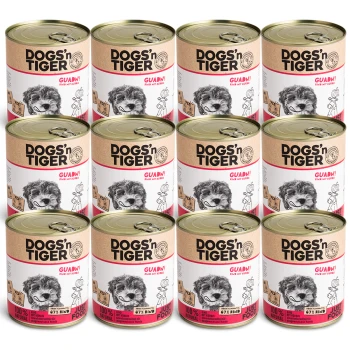 Zwölf Dosen DOGS'n TIGER Hundefutter, mit einem lächelnden Hund auf dem Etikett, mit dem Text "WACHEN! FINDEN SIE MEINE KINDER!" und dem Anspruch "100% NATÜRLICH".