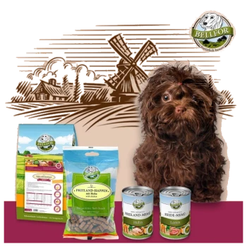 Ein kleiner brauner Hund sitzt neben Tierfutterprodukten: einer Tüte 'FREILAND-HAPPEN' und Dosen 'FREILAND-MENU' (Huhn) und 'HEIDE-MENU' (Lamm).