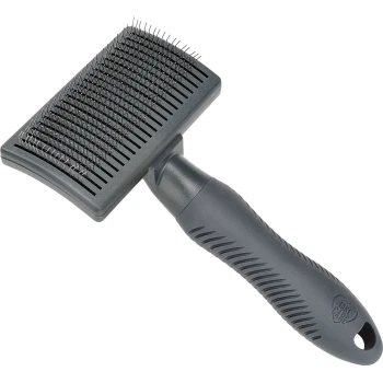 Une brosse de toilettage pour animaux noire avec une tête large et plate, dotée de poils métalliques fins et d'un manche ergonomique texturé.