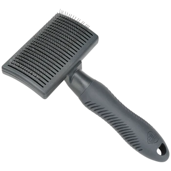 Une brosse de toilettage pour animaux noire avec une tête large et plate, dotée de poils métalliques fins et d'un manche ergonomique texturé.