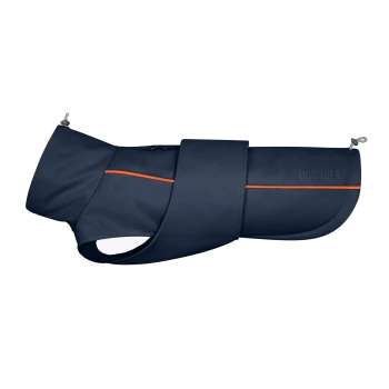 Ein marineblauer Hundemantel mit einem orangefarbenen Streifen, mit einem sicheren Riemen und einer Reißverschlusstasche, beschriftet mit "DOG IDEA."