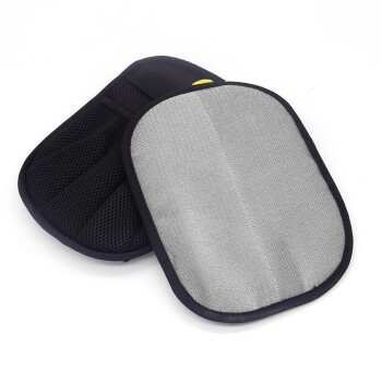 Zwei schwarze und graue Tierpflegehandschuhe mit strukturierten Oberflächen auf weißem Hintergrund.