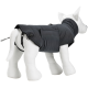 Ein schwarzer Hundemantel, der auf einem weißen Mannequin-Hund ausgestellt ist, mit einem hohen Kragen, einer Tasche an der Seite und verstellbaren Riemen.