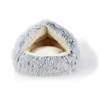Przytulne szare legowisko dla zwierząt w kształcie trójkąta z miękkim kremowym wnętrzem, idealne dla małych psów lub kotów.