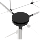 Schwarzes, kreisförmiges Verbindungsteil für ein Haustiergehege, das an weißen Metallpfosten befestigt ist, vor einem transparenten Hintergrund.