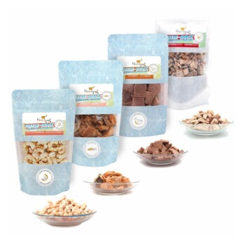 Verschiedene gefriergetrocknete Snacks für Haustiere in blauer Verpackung, mit Lachs-, Huhn- und Entenschmack, präsentiert mit kleinen Schalen voller Leckereien.