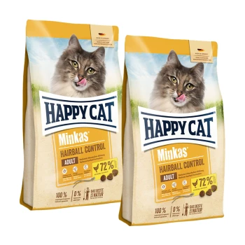 Zwei Beutel Happy Cat Minkas Hairball Control Katzenfutter für erwachsene Katzen mit einer Katze, die sich auf der Verpackung die Lippen leckt.