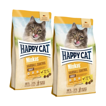 Zwei Beutel Happy Cat Minkas Hairball Control Katzenfutter für erwachsene Katzen mit einer Katze, die sich auf der Verpackung die Lippen leckt.