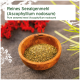 Reines Algenmehl (Ascophyllium nodosum) in einer Holzschüssel, umgeben von dekorativen roten und grünen Elementen.