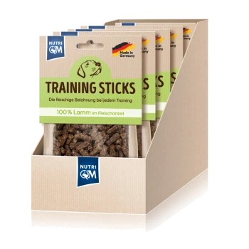 Trainingssticks für Hunde in einer Verkaufsbox, beschriftet mit "100% Lamm im Fleischanteil," mit "Hergestellt in Deutschland" und Nutri QM Branding.