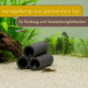 Drei schwarze Keramikröhren auf Sand mit kleinen Bodenfischen; deutscher Text über handgefertigten Ton und Versteckmöglichkeiten.