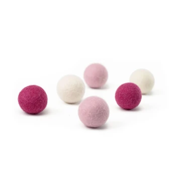 BALLS Katzen Filzbälle - Hello Kitty Edition Eine Sammlung von sechs bunten Filzkugeln in Rosa- und Weißtönen, auf einem weißen Hintergrund angeordnet.