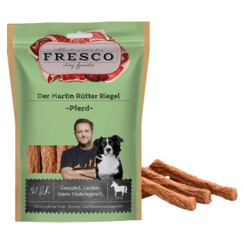 Sac de friandises pour chiens FRESCO vert portant la mention « Der Martin Rütter Riegel - Cheval - », avec photo de chien et icône de cheval, ainsi que plusieurs bâtonnets de friandise bruns.
