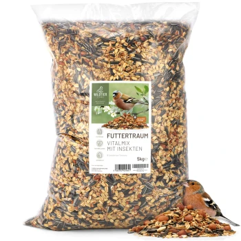 Futtertraum Vogelfutter Vitalmix 5kg Ein 5 kg Sack Vogelfutter mit der Aufschrift "FUTTERTRAUM VITALMIX MIT INSEKTEN", mit einer bunten Mischung aus Samen und Insekten, mit einem kleinen Vogel davor.