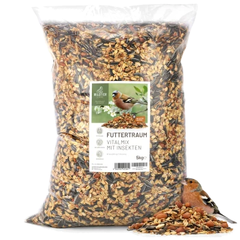 Ein 5 kg Sack Vogelfutter mit der Aufschrift "FUTTERTRAUM VITALMIX MIT INSEKTEN", mit einer bunten Mischung aus Samen und Insekten, mit einem kleinen Vogel davor.