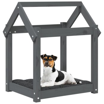 Ein gemütliches graues Hundehäuschen mit schrägem Dach, ausgestattet mit einem weichen schwarzen Kissen innen, und einem Hund, der bequem liegt.