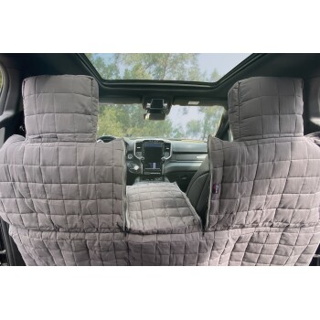 Grau gesteppte Haustiersitzauflage, die die Rückseite von zwei vorderen Autositzen und die Mittelkonsole schützt, mit einem Schiebedach darüber.