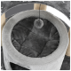 Un arbre à chat gris confortable avec une zone de repos circulaire en peluche et un jouet pom-pom suspendu au-dessus.