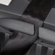 Nahaufnahme einer grauen Haustiertrage mit einem schwarzen Gurt und Griff, die ihr sicheres Design für den Transport von Haustieren betont.