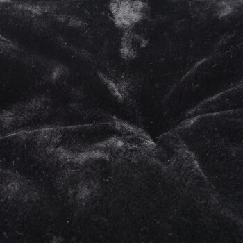 Nahaufnahme eines weichen, schwarzen Haustierbettes mit plüschiger Textur und subtilen grauen Markierungen, ideal für den Komfort von Haustieren.