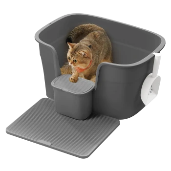 Eine graue Katzenstreu-Box mit einer Katze darin, mit einem abnehmbaren Deckel und einem kleinen Stauraum für Streuzubehör.