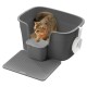 Eine graue Katzenstreu-Box mit einer Katze darin, mit einem abnehmbaren Deckel und einem kleinen Stauraum für Streuzubehör.