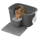 Eine graue Katzenstreu-Box mit einer Katze darin, mit einem abnehmbaren Deckel und einem kleinen Stauraum für Streuzubehör.