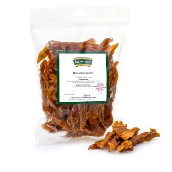 Klare Plastiktüte mit getrockneten Hühnerstreifen, beschriftet mit "Masterfeed Premium Hühnerfilet Streifen" mit Nährwertangaben und Zutaten.