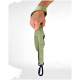 Eine Hand hält eine hellgrüne Hundeleine mit einem schwarzen Clip, mit dem Text "THE DOG'S IDEA" in das Band eingewebt.